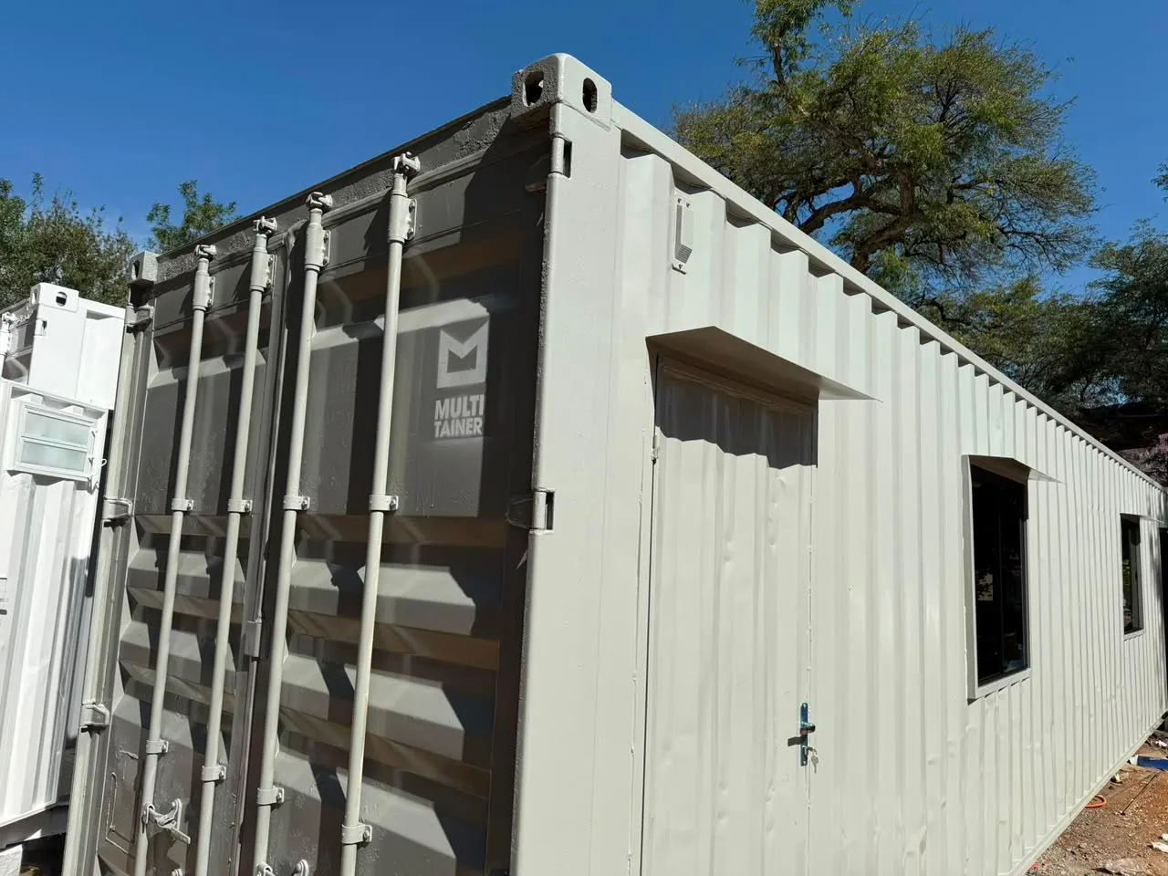 Contenedor de 40 pies para dormitorio, vista exterior en ángulo con el logo Multitainer