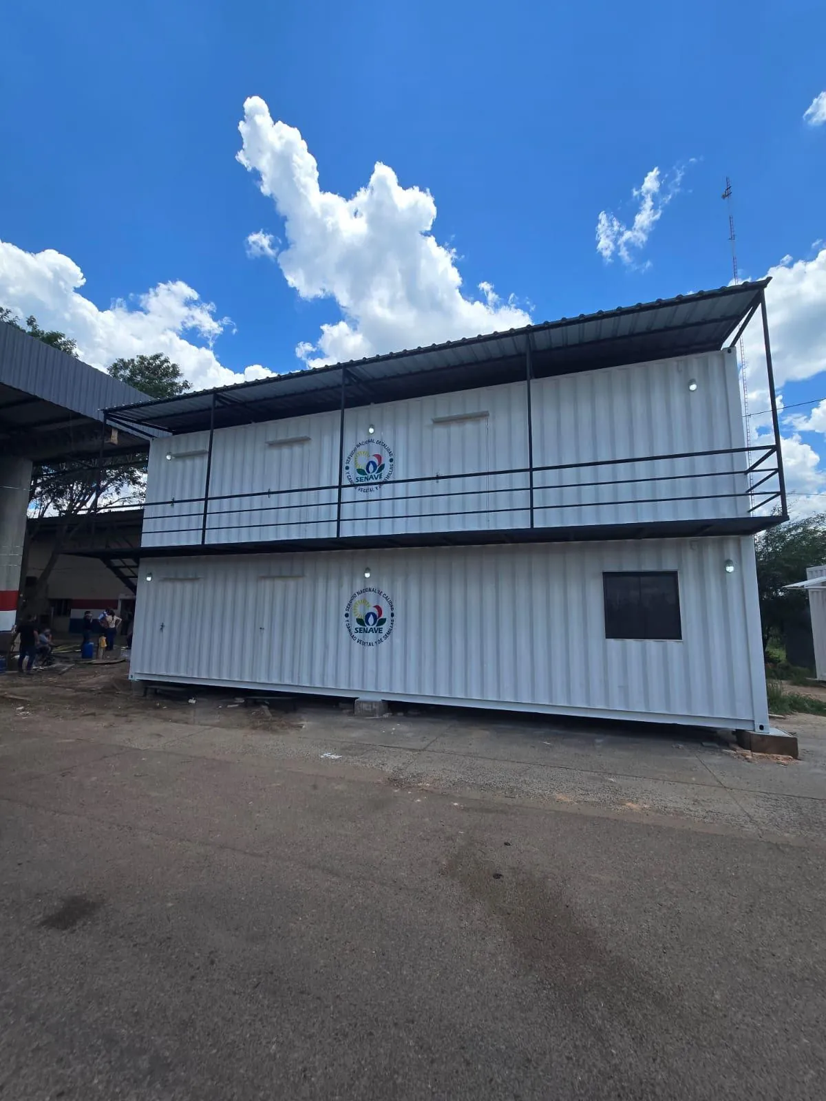 Puesto de control multi-módulo de dos pisos instalado en frontera, con logos institucionales SENAVE