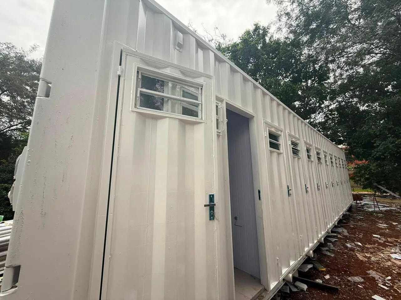Módulo sanitario en contenedor de 40 pies con duchas separadas, vista frontal