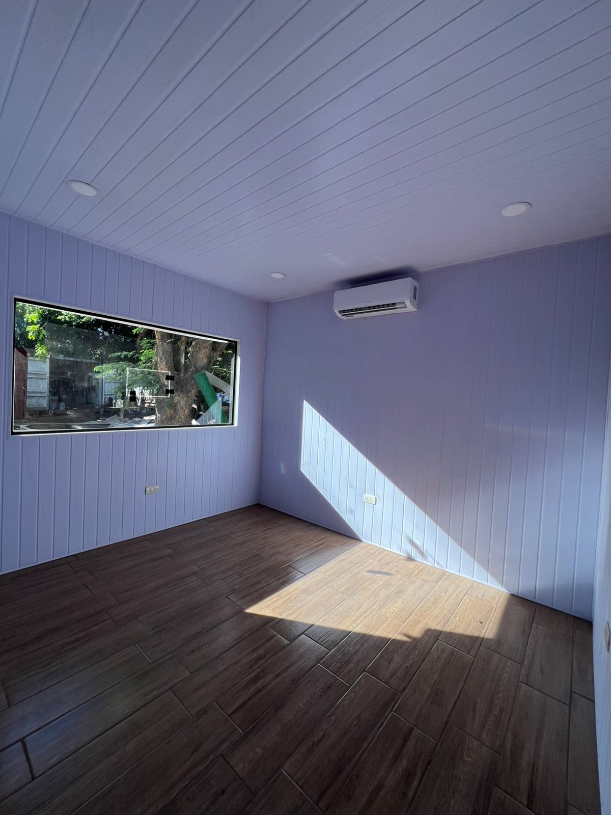 Interior de oficina en contenedor terminado con porcelanato e iluminación LED - Multitainer