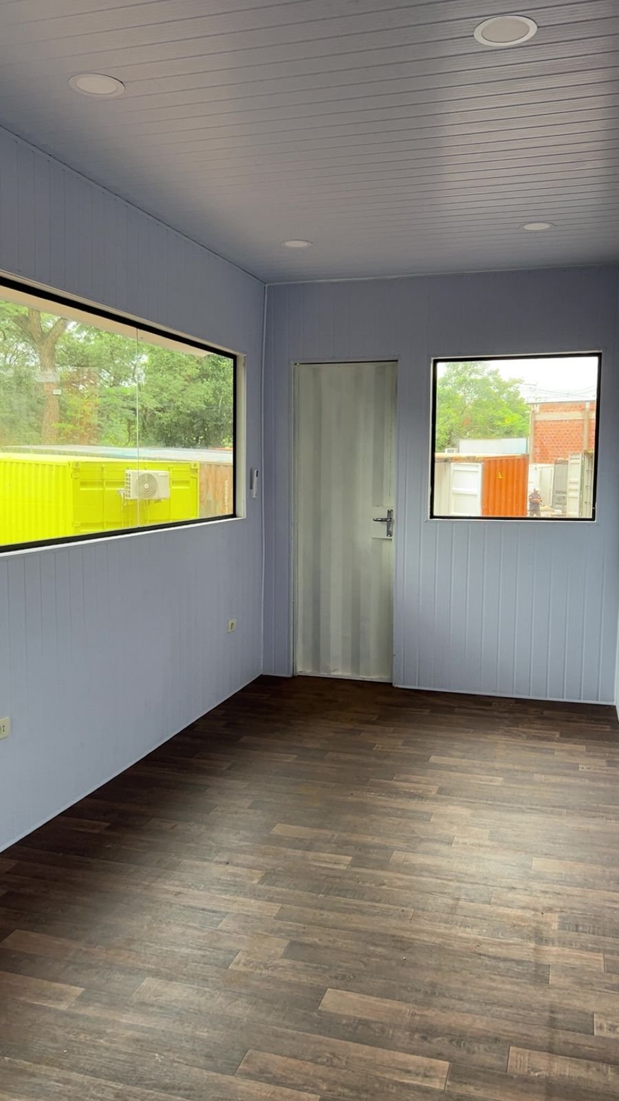 Interior de contenedor terminado por Multitainer