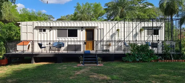 Cabana blanca - obra de Multitainer en contenedor