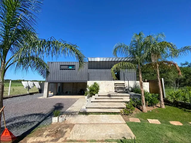 Casa dos plantas - obra de Multitainer en contenedor