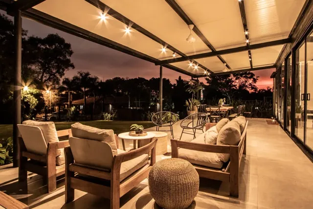 Galeria al atardecer - obra de Multitainer en contenedor