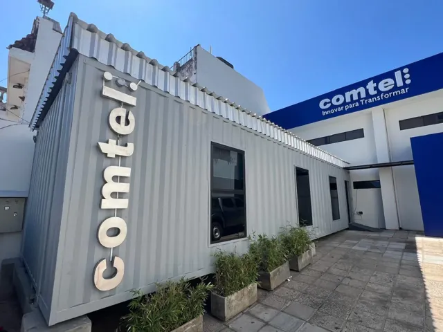 Oficina Comtel - obra de Multitainer en contenedor