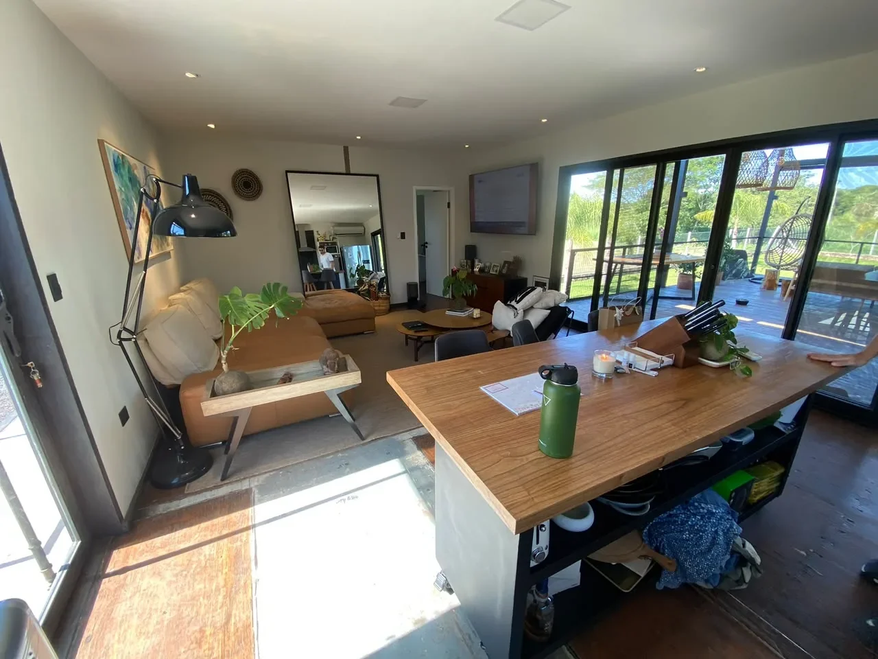 Casa de campo en contenedor con deck de madera, Multitainer