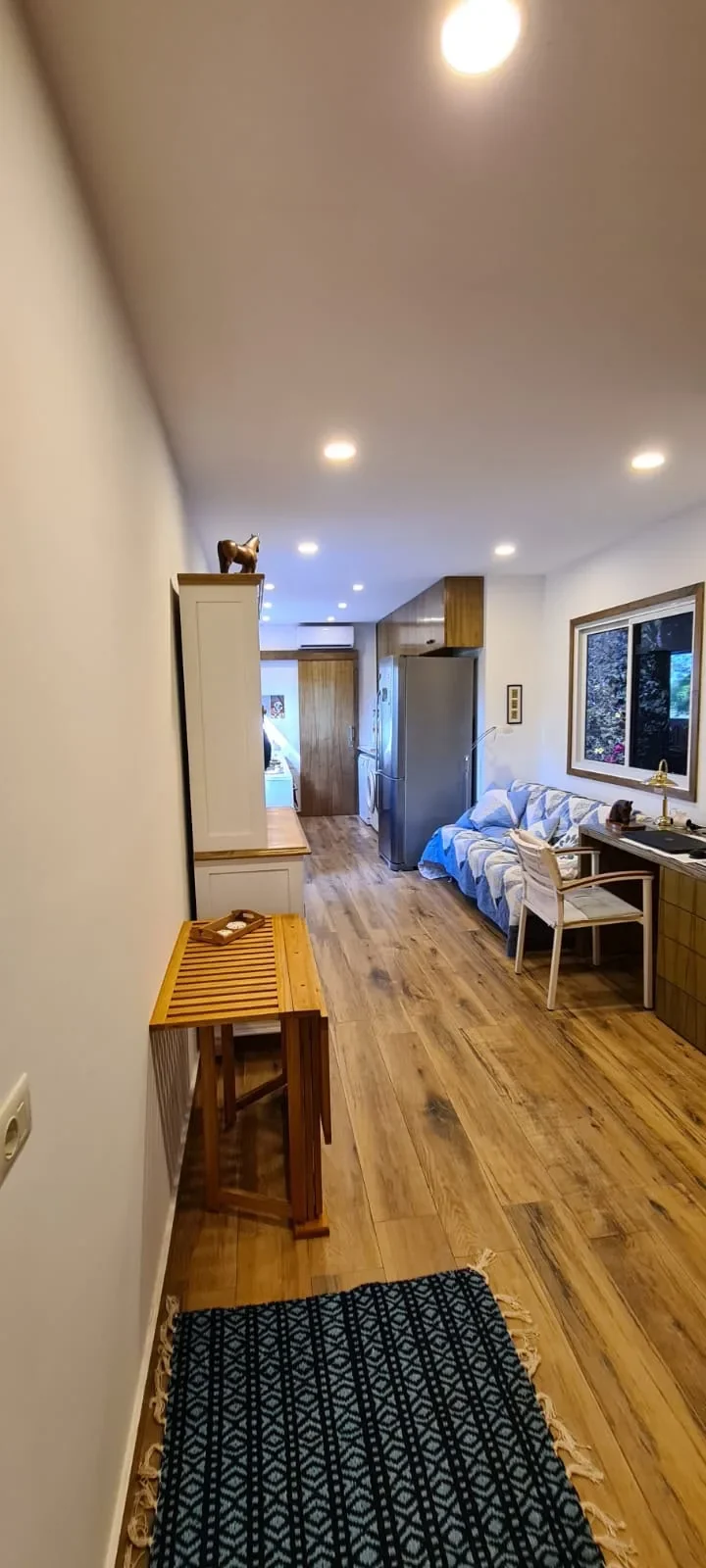 Casa en contenedor con deco cálida en madera, Multitainer
