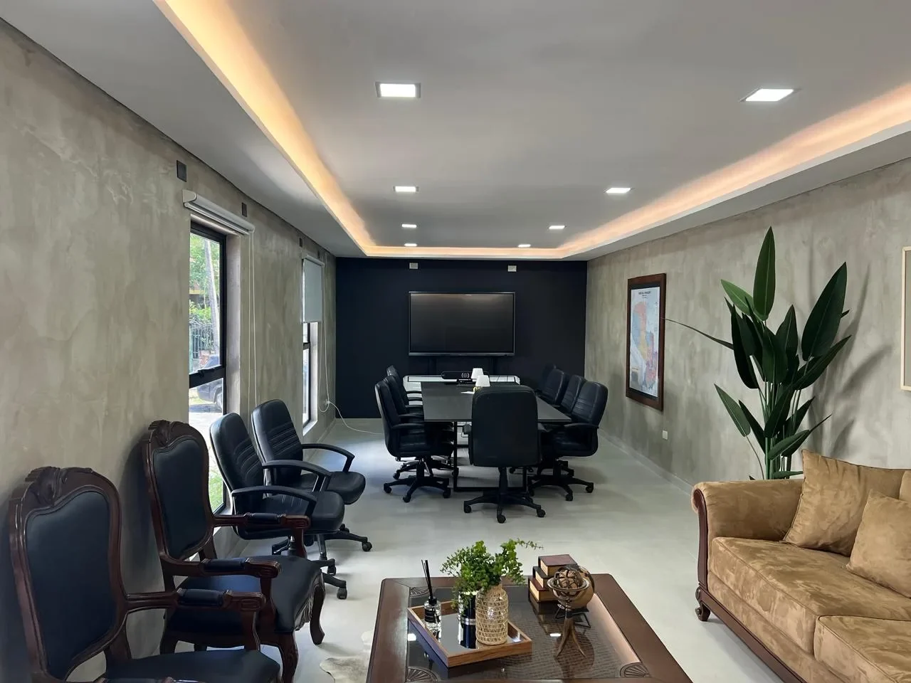 Oficina ejecutiva premium en contenedor con sala de directorio, cielorraso cove LED, microcemento, mapa del Paraguay, cuadro de nanduti y sofa de terciopelo.