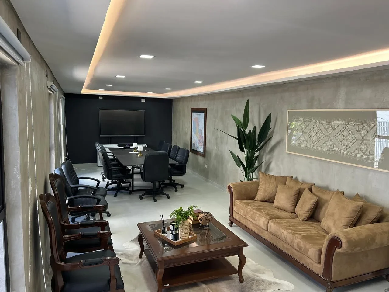 Oficina ejecutiva premium en contenedor con sala de directorio, microcemento, cuadro de nanduti, mapa del Paraguay y sofa de terciopelo dorado.